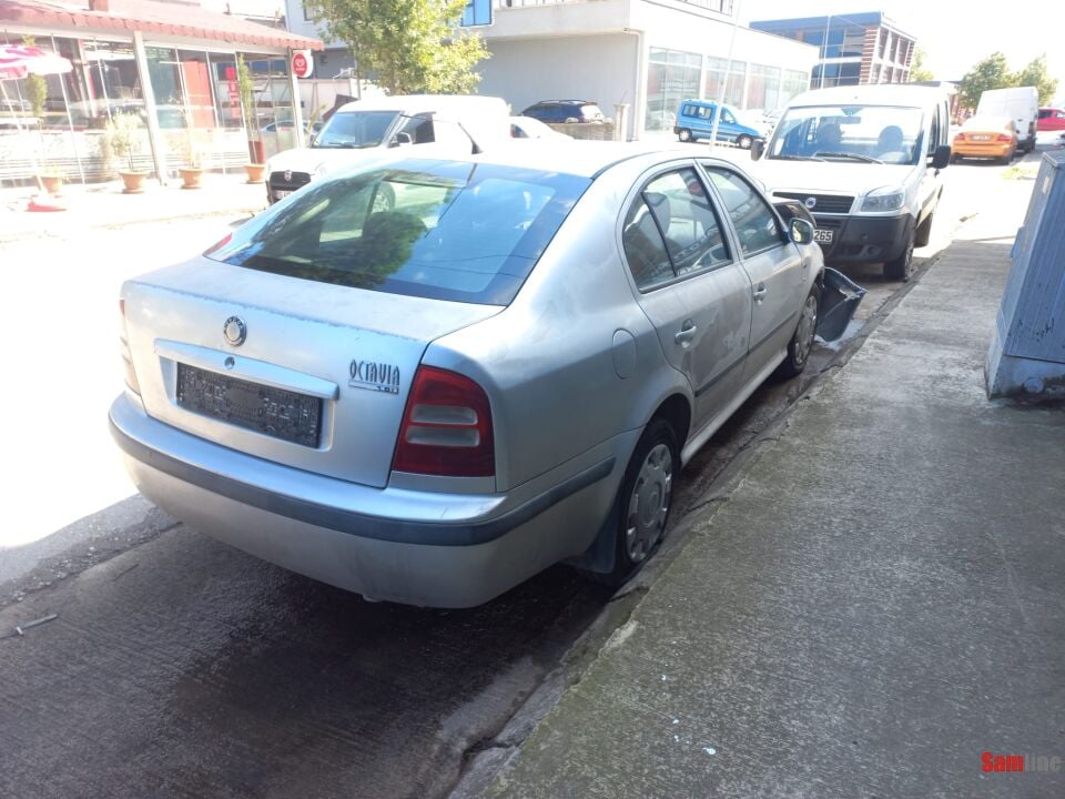 SKODA OCTAVIA 1.6 AMBIENTE (2001 MODEL)