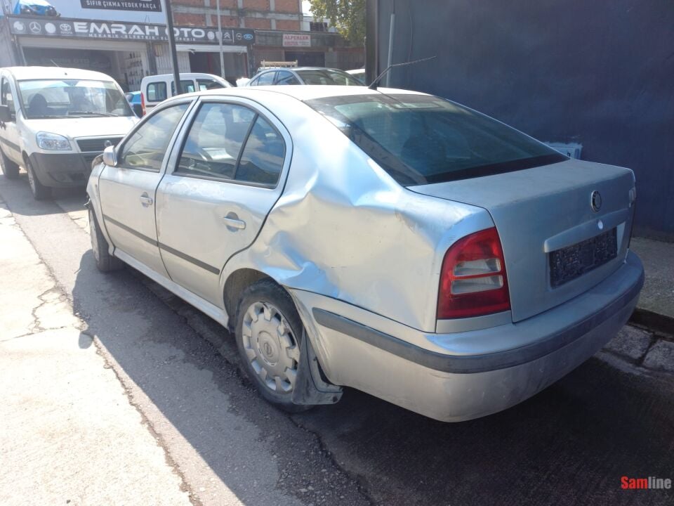 SKODA OCTAVIA 1.6 AMBIENTE (2001 MODEL)