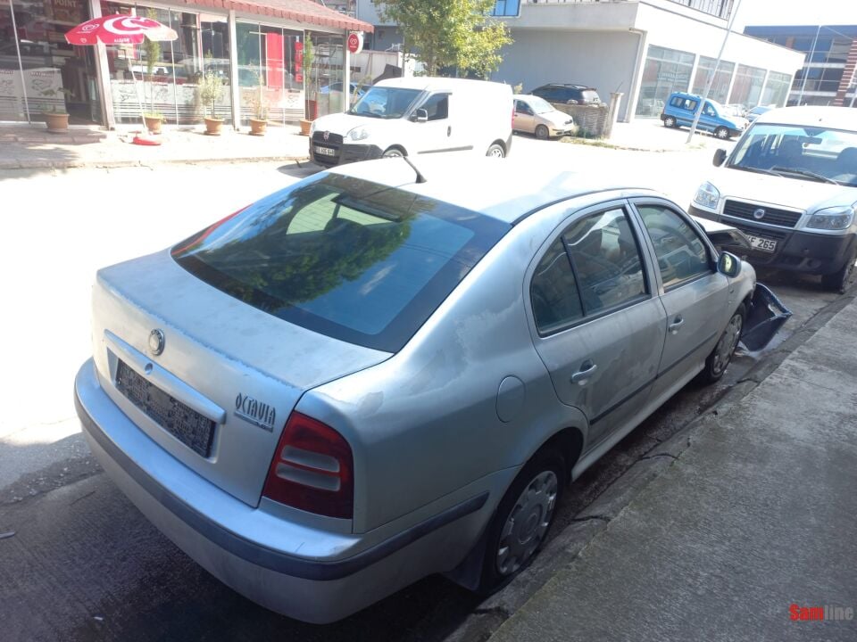 SKODA OCTAVIA 1.6 AMBIENTE (2001 MODEL)