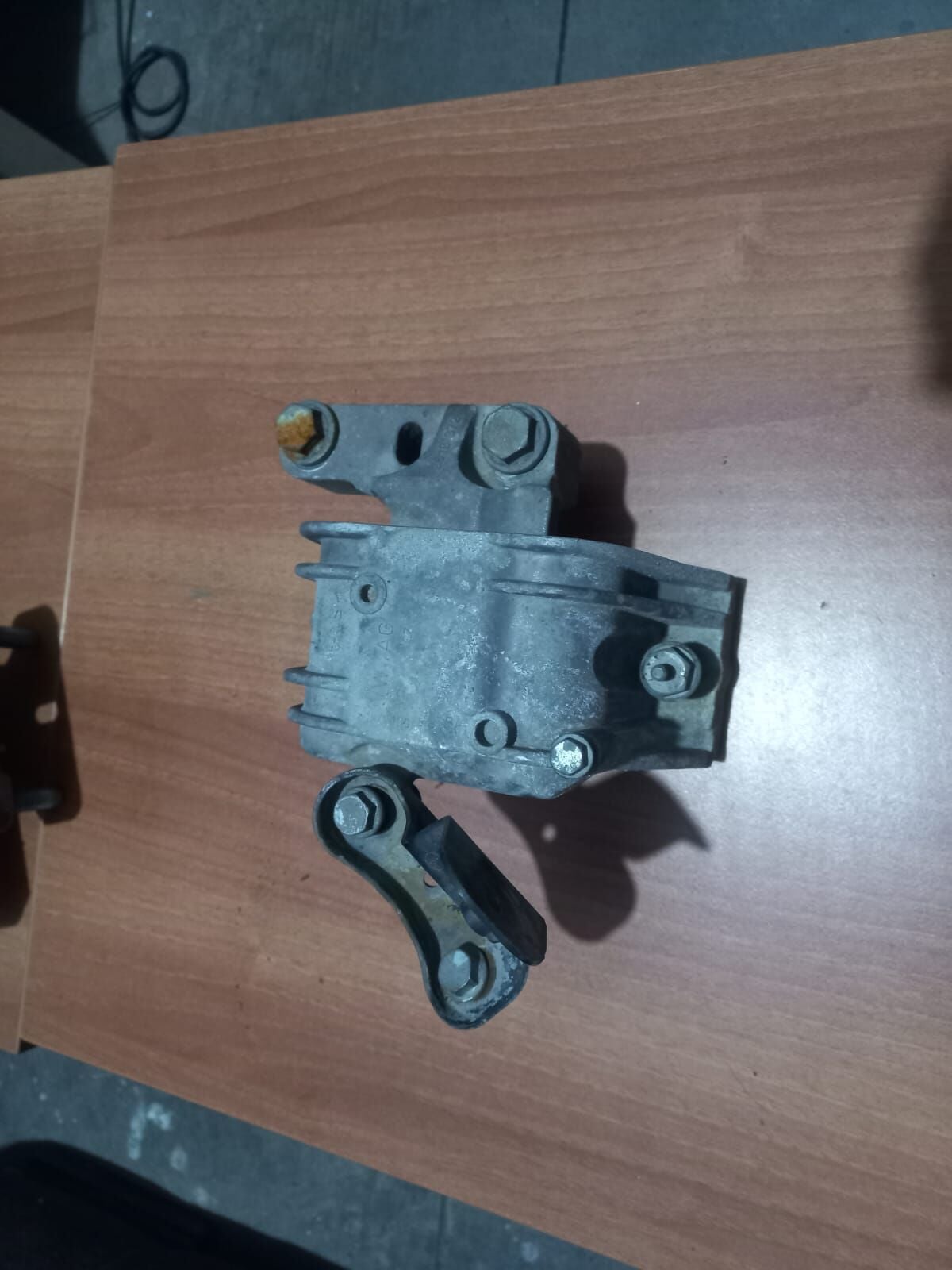 MOTOR BAĞLANTI TAKOZU (KULAĞI) SAĞ VW CADDY 1.9 TDİ 1K0199262AS