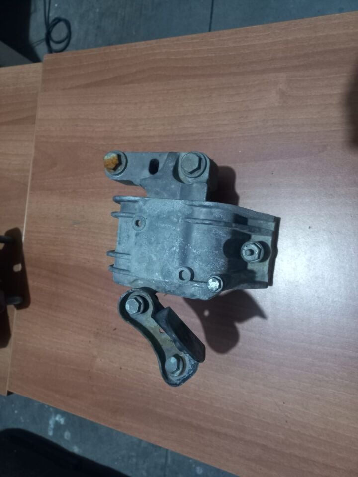 MOTOR BAĞLANTI TAKOZU (KULAĞI) SAĞ VW CADDY 1.9 TDİ 1K0199262AS
