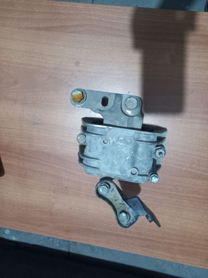 MOTOR BAĞLANTI TAKOZU (KULAĞI) SAĞ VW CADDY 1.9 TDİ 1K0199262AS