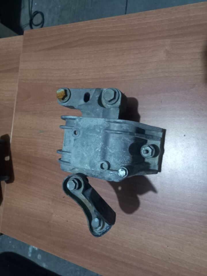 MOTOR BAĞLANTI TAKOZU (KULAĞI) SAĞ VW CADDY 1.9 TDİ 1K0199262AS