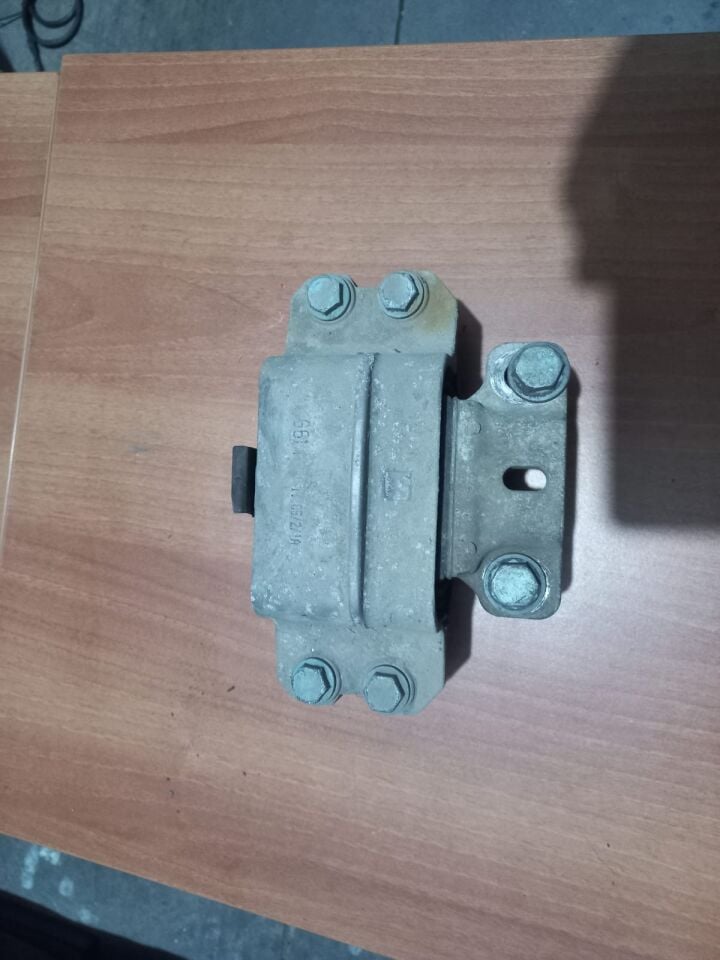 ŞANZIMAN BAĞLANTI TAKOZU (KULAĞI) SAĞ VW CADDY 1.9 TDİ 1K0199555M