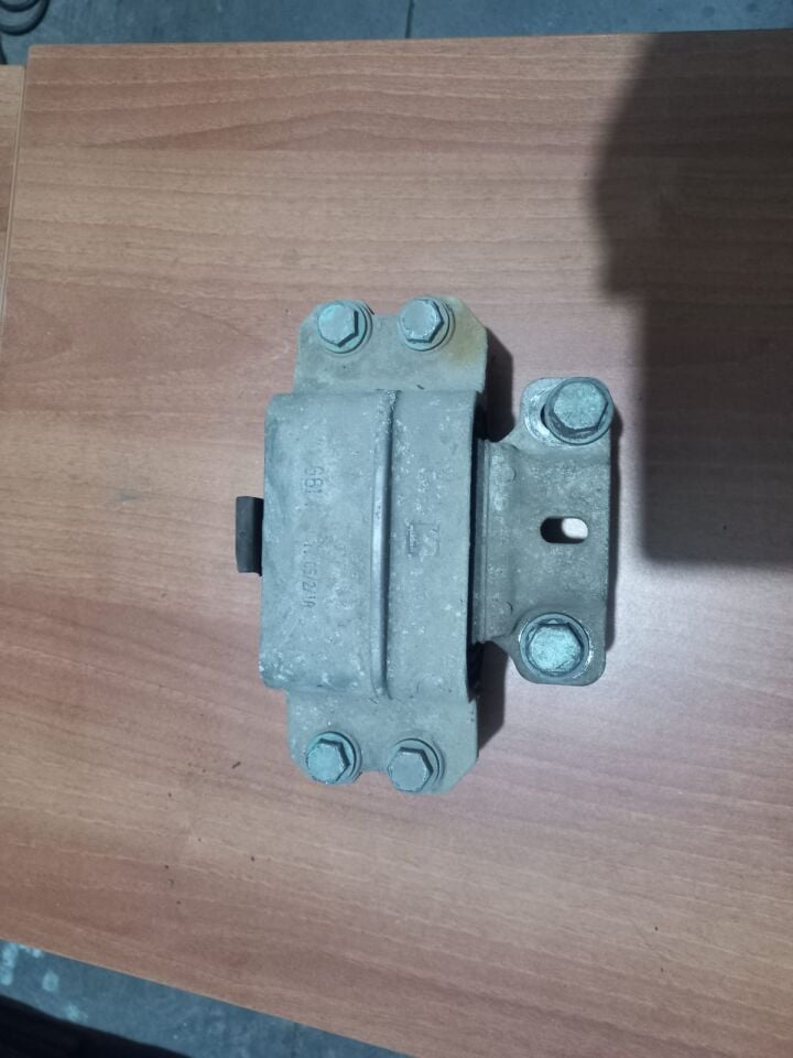 ŞANZIMAN BAĞLANTI TAKOZU (KULAĞI) SAĞ VW CADDY 1.9 TDİ 1K0199555M